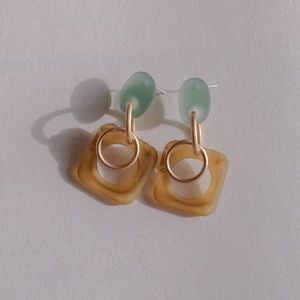 2/25 Chic and moden Geometric earrings - tan & green